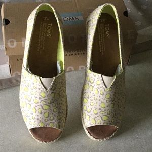 TOMs NEW Size 7 Open Toe in Limeade Bobcat